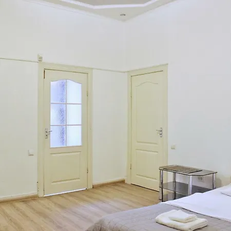 в центрі подобово біля палаці мистецтв вулиця коперніка 10