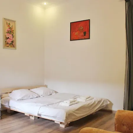 в центрі подобово біля палаці мистецтв вулиця коперніка 10 *